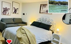 2Bays Studio- Walk To 2 Beaches! Perfect Location With Private Courtyard & Bbq